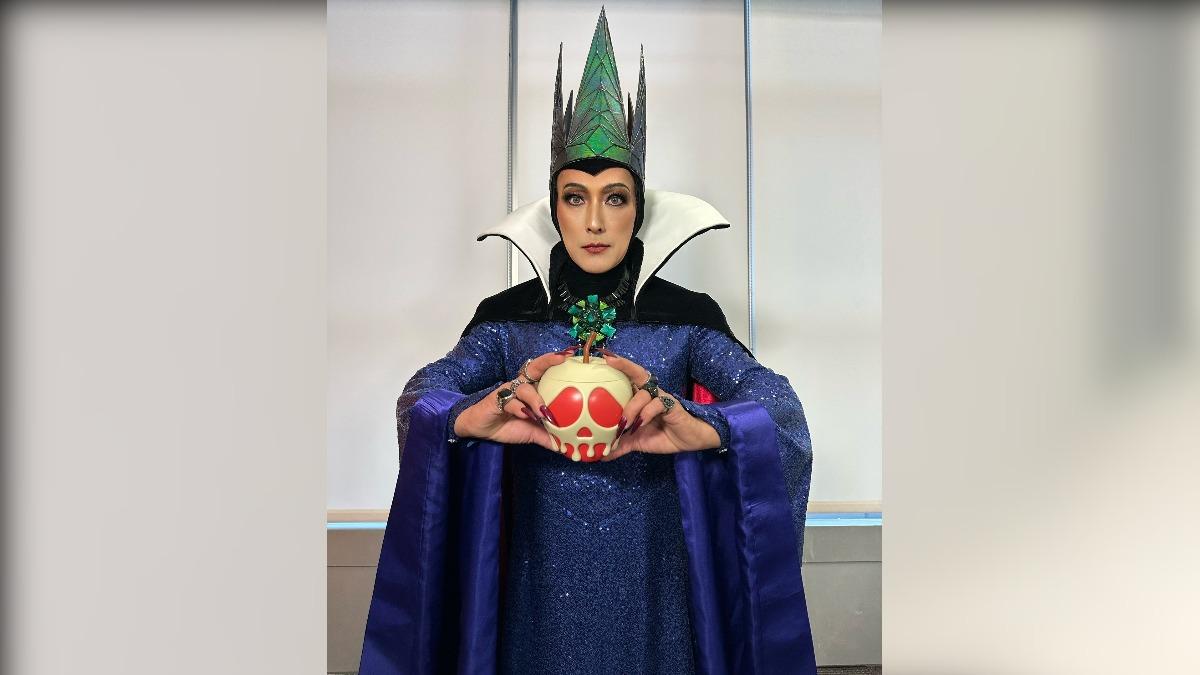 潘若迪化身壞皇后送出《白雪公主》蘋果周邊禮盒。(圖/迪士尼提供)