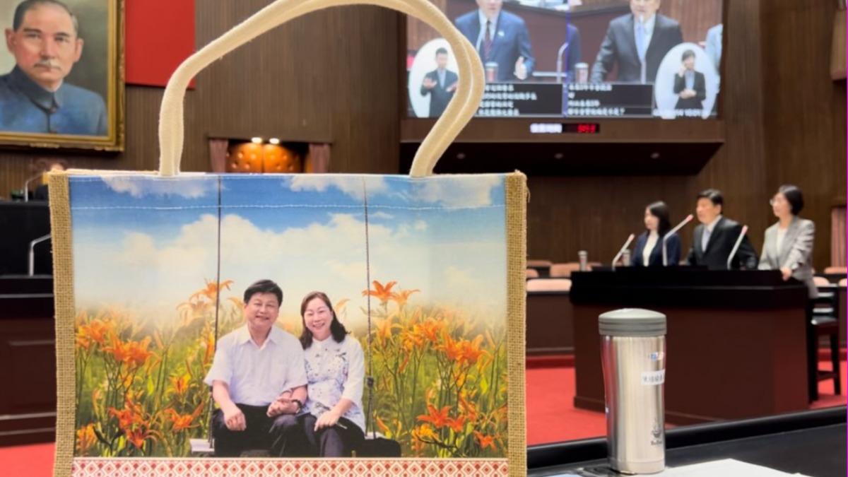 花蓮縣長徐榛蔚、國民黨立委傅崐萁夫婦在花蓮縣府贈送的竹編袋上印合照。（圖／翻攝自郭昱晴threads）