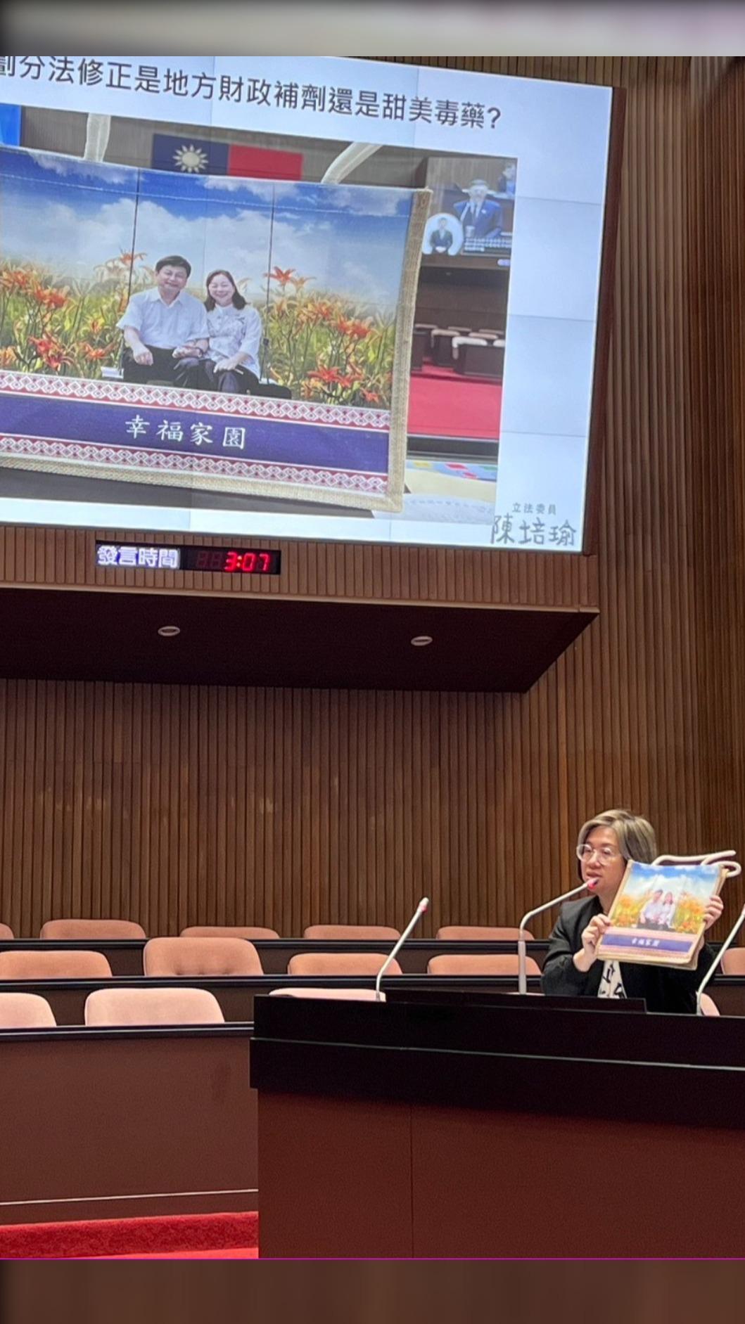 陳培瑜當場拿出花蓮縣府的竹編袋。(圖/翻攝自陳培瑜臉書)