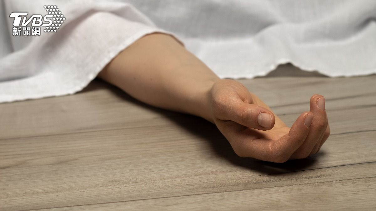 45歲女家中孤獨死!英鄰居急報警 破門驚見「寵物狗啃屍」