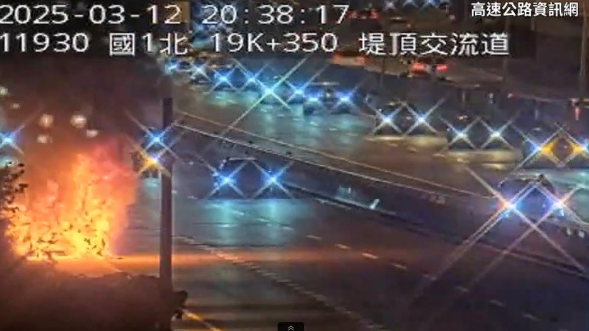 國一汐五高架傍晚「火燒車」畫面曝! 駕駛乘客驚險逃生