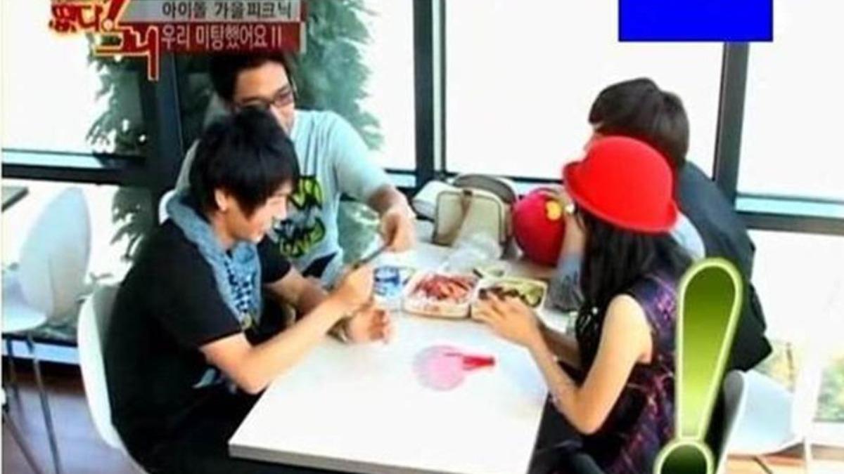 高英旭想將酒館名片塞給具荷拉，卻被藝聲出手阻止。（圖／翻攝自韓網pann）