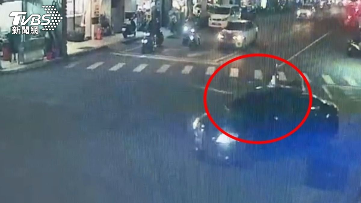 掛贓車牌囂張拒檢!高雄男衝撞警車 遭開三槍仍逃逸