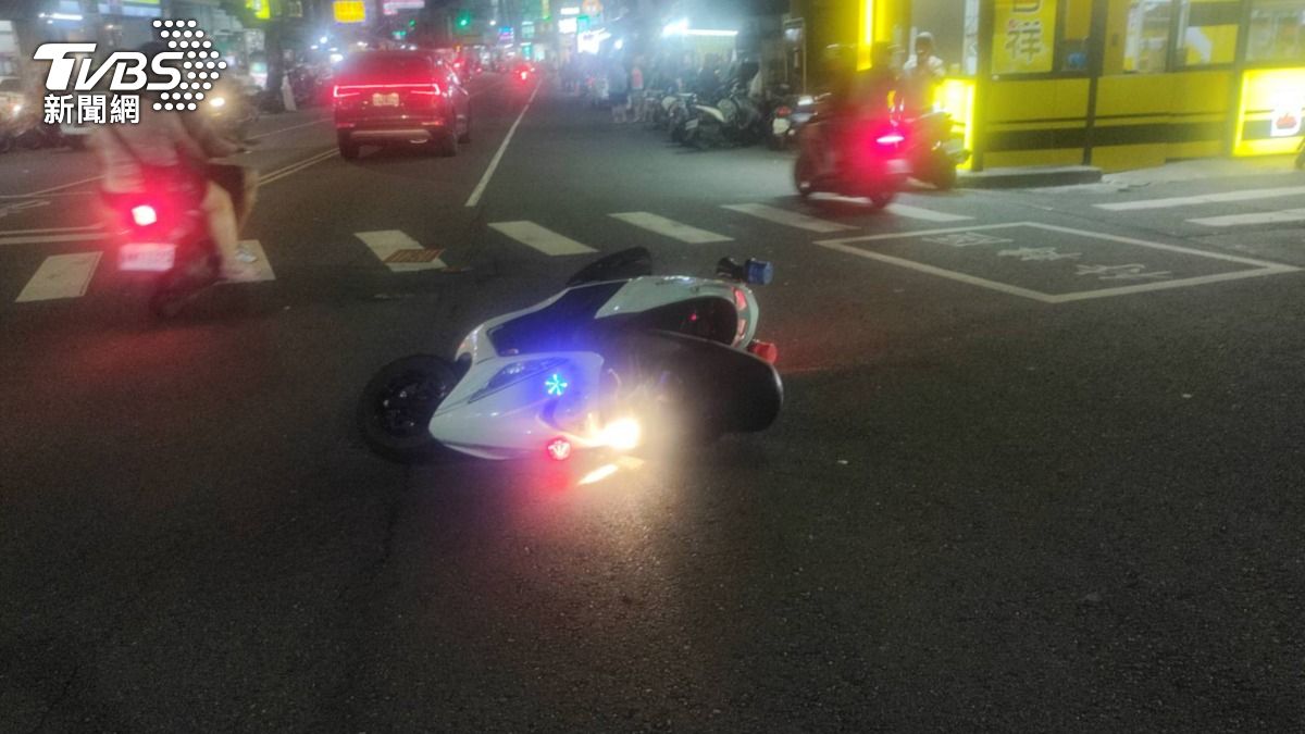 警用機車被該名駕駛衝撞倒地。(圖/TVBS)