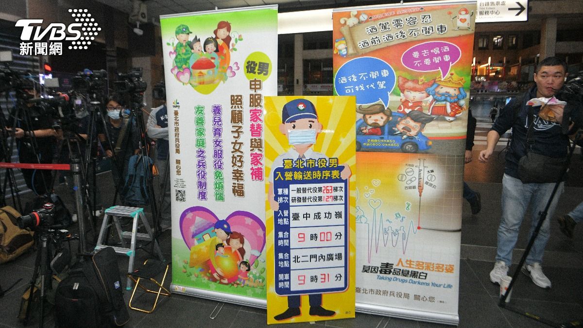 役男於13日上午陸續至北車報到。（圖／胡瑞麒攝）