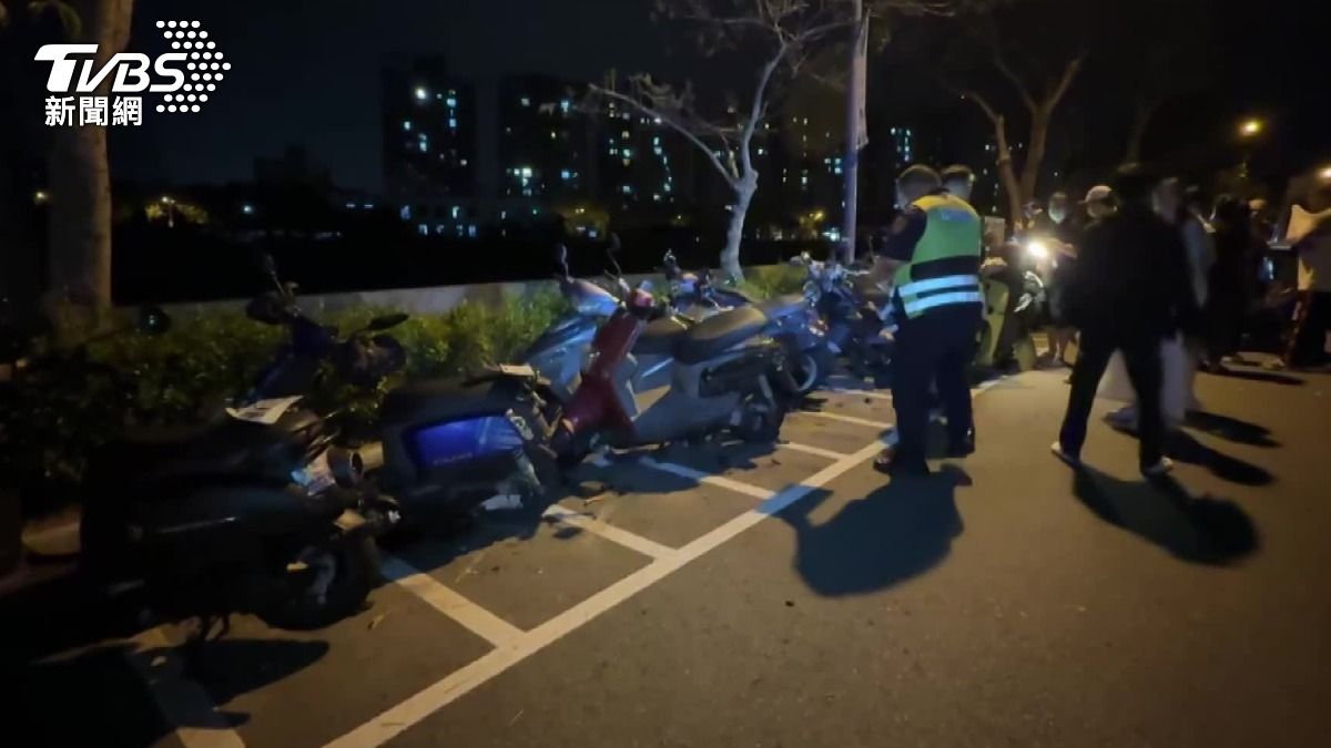 停在路邊24輛機車被撞毀。(圖/TVBS)
