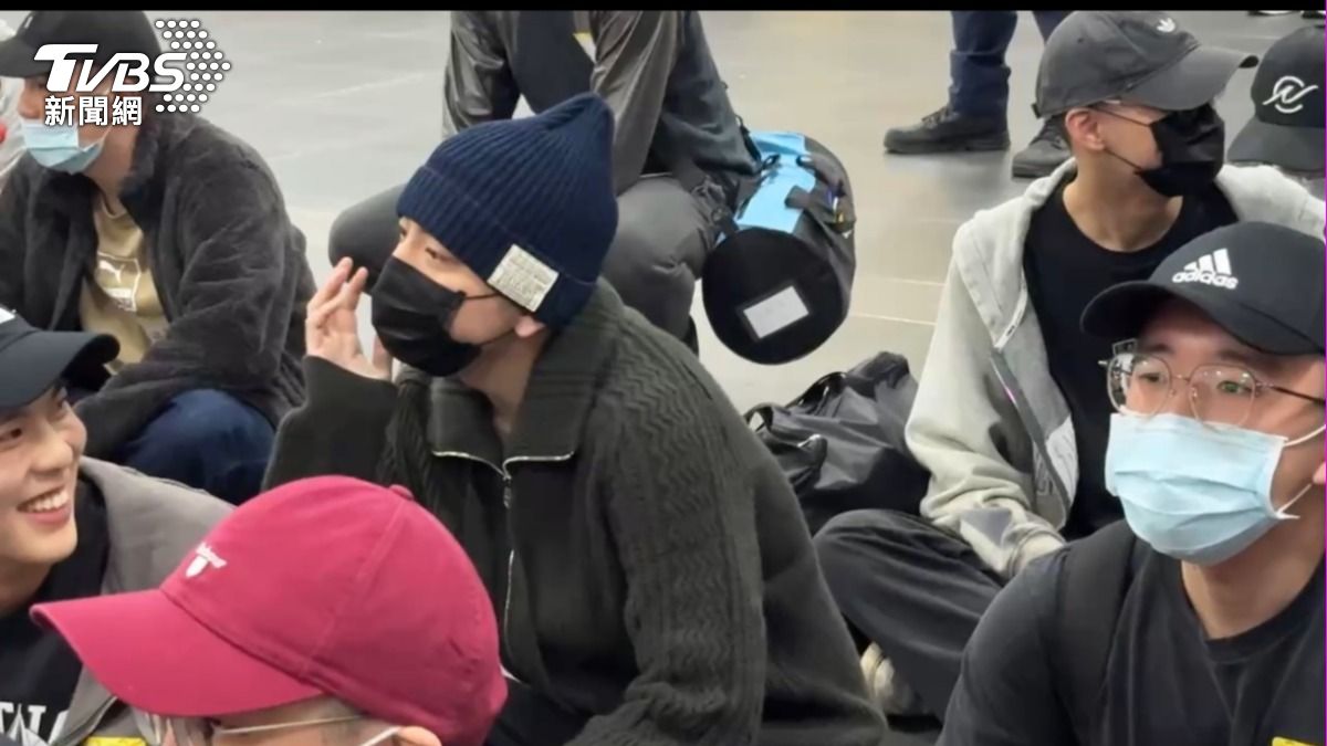 王大陸全身左顧右盼,眼神渙散,戴著口罩不發一語。(圖/陳郁文攝)