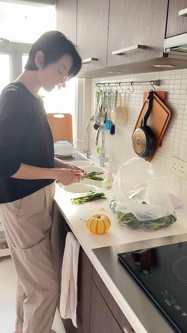 梁詠琪在家煮飯。(圖/翻攝自梁詠琪小紅書)