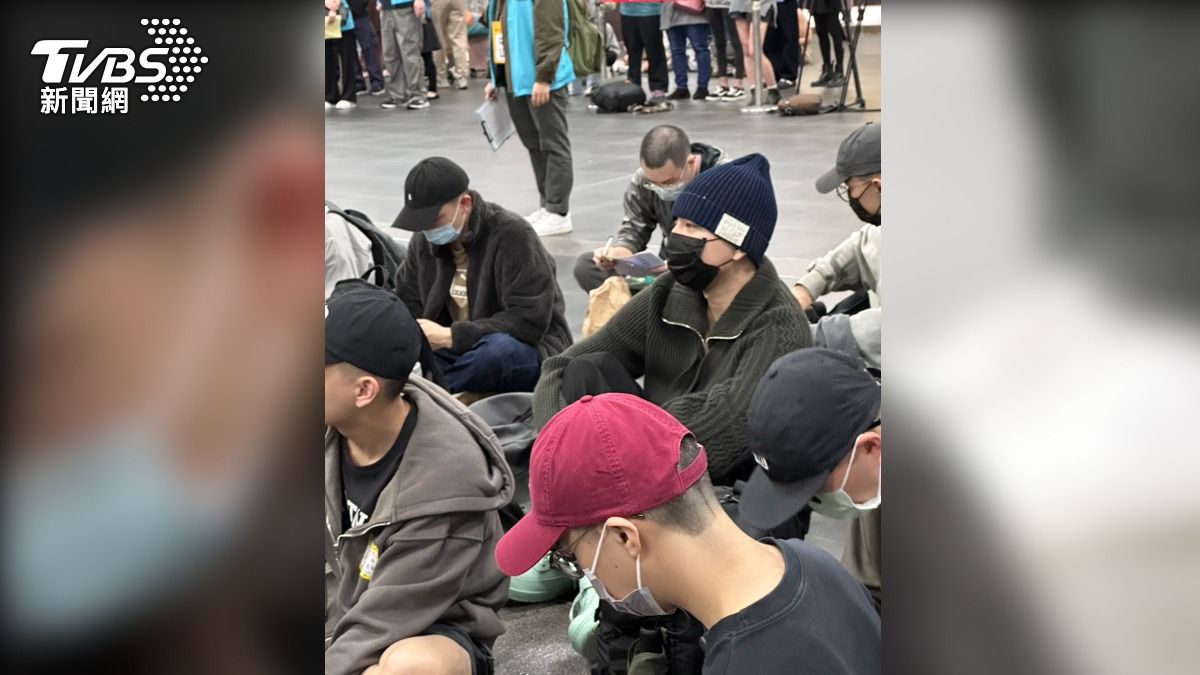 王大陸全身左顧右盼,眼神渙散,戴著口罩不發一語。(圖/陳郁文攝)
