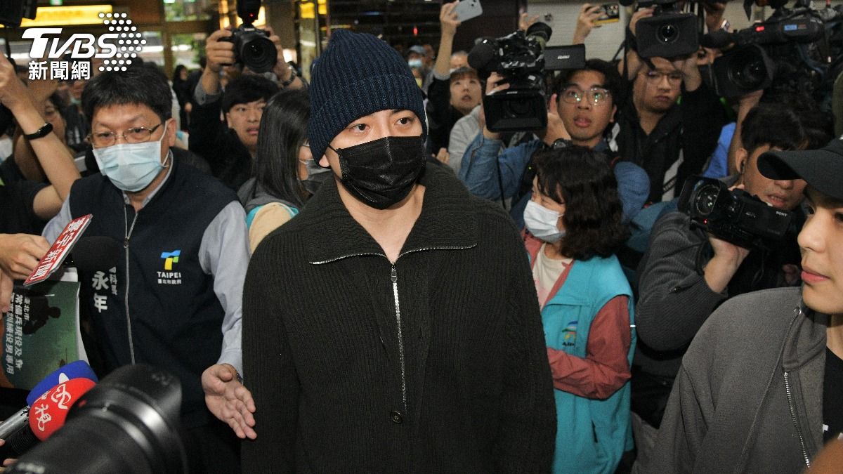 王大陸被問敏感問題不發一言，卻眉頭深鎖。（圖／胡瑞麒攝）