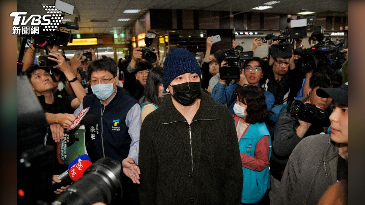 王大陸依序出發準備搭車到成功嶺。（圖／胡瑞麒攝）
