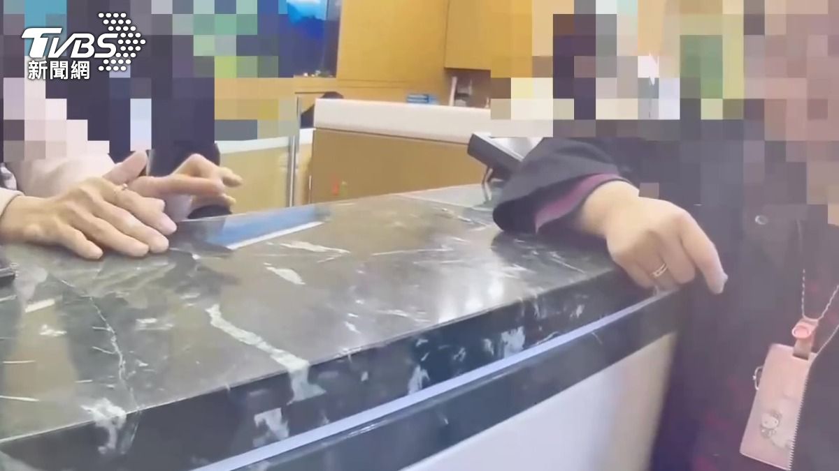 警方與銀行員耐心對女子勸說她遭受感情詐騙。(圖/TVBS)