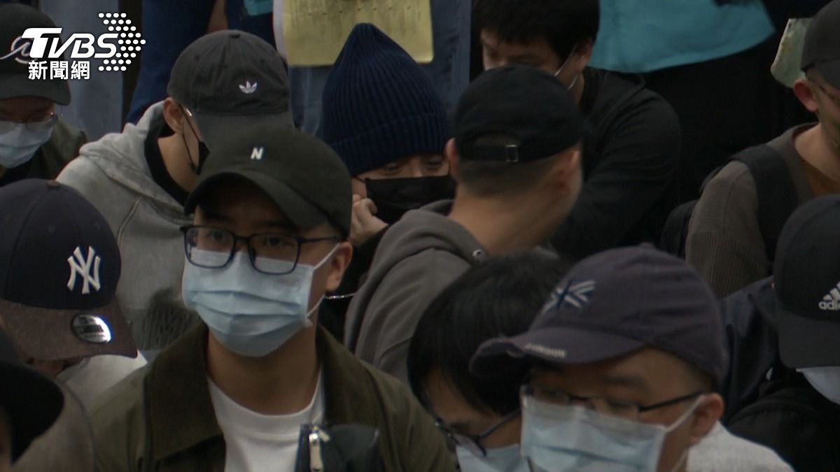 王大陸與前方同袍互動。(圖/黃城碩攝)