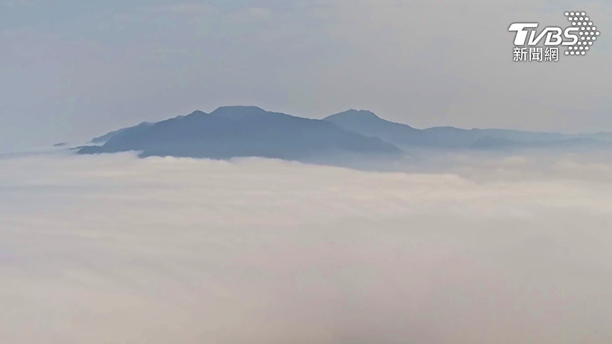 觀音山周圍秀麗的十八連峰，交織出春季限定的壯麗美景，深受登山客與攝影愛好者喜愛。(圖／北觀處提供)