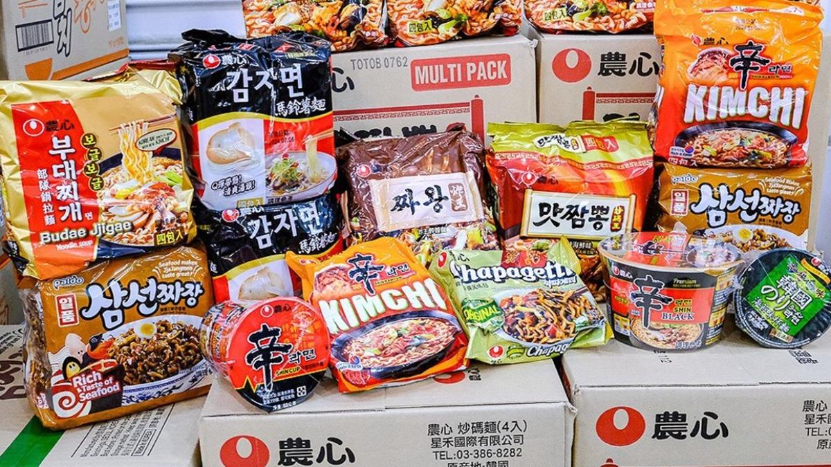 「疲老闆」光是韓國泡麵就有超多選擇。(圖/「霸子。食樂拼圖」提供)