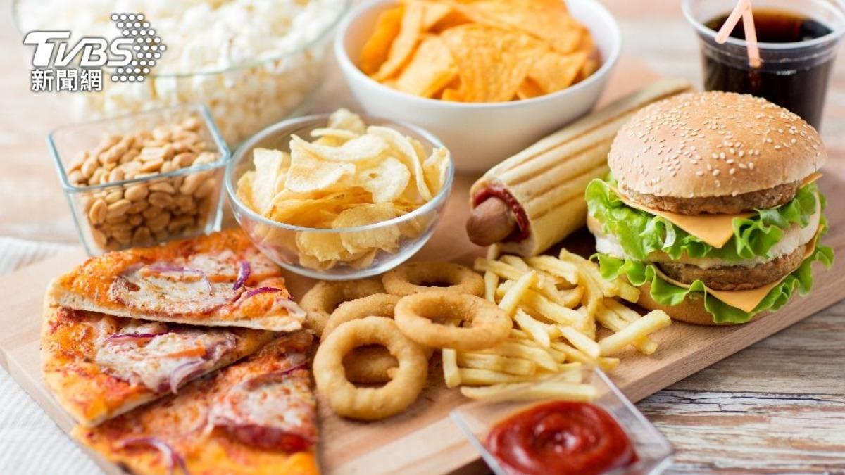 壓力大狂吃垃圾食物!「罹癌風險」恐大增 醫授4大原則快筆記