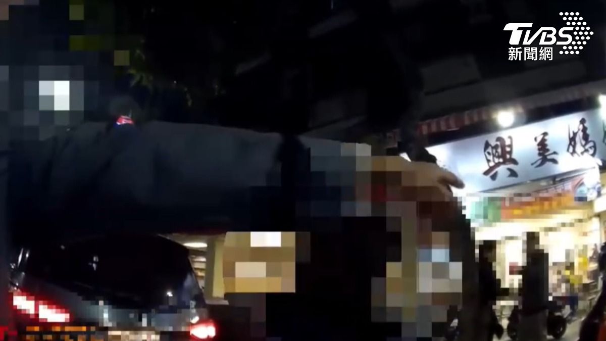 三重運將違規停車被拍 「爆氣打頭」還持刀遭民眾壓制