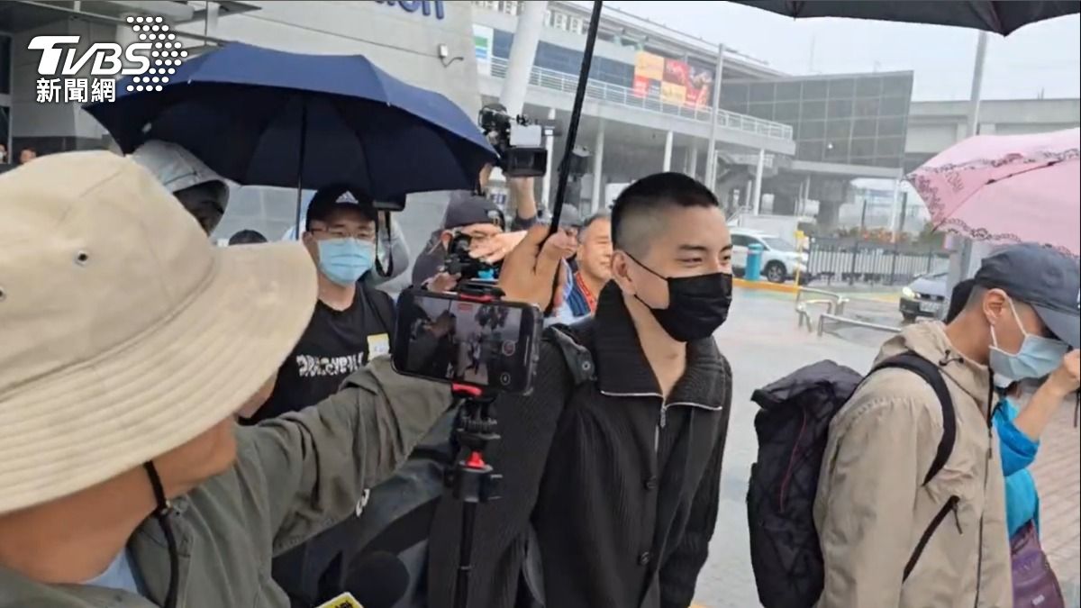 脫帽秀平頭!王大陸臭臉現身新烏日車站 雨中獲撐傘笑了