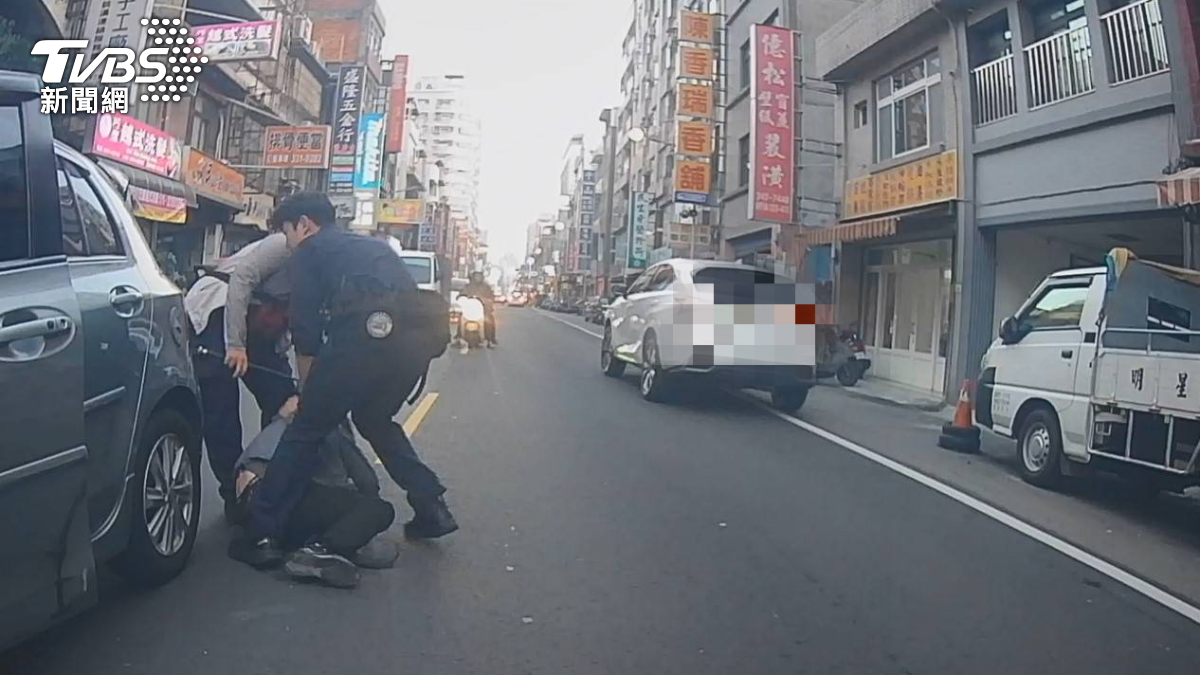 囂張!桃園醉男恍神肇逃 拒檢撞警「掉出喪屍煙彈」