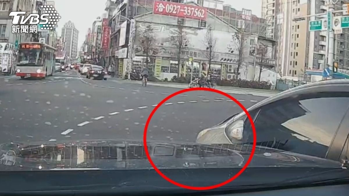男駕駛囂張衝撞警車,加速逃逸。(圖/TVBS)
