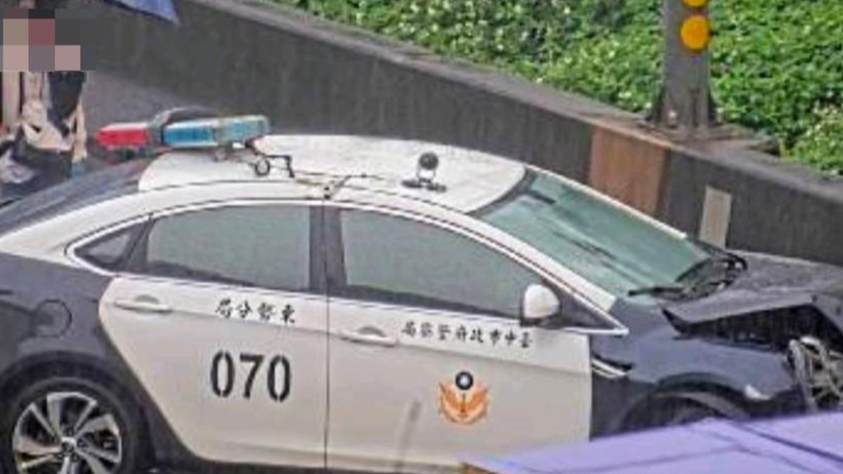 快訊/天雨路滑?台中東勢分局警車國道自撞 1警受傷