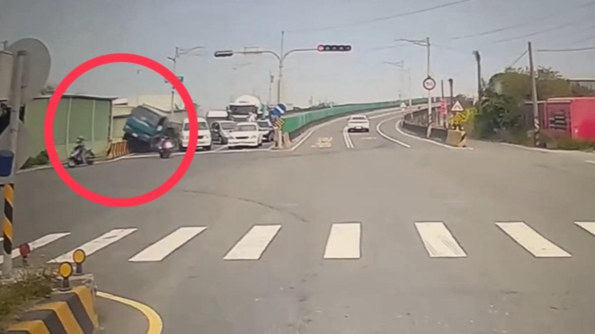 有片／高雄大貨車下橋「煞車失靈」撞4車　騎士猛催油門狂逃