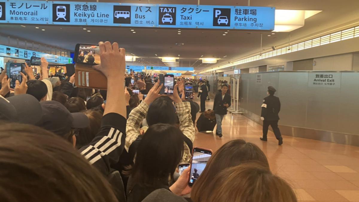 約500位球迷在羽田機場等候道奇隊球星。(圖/翻攝自X@kokoroha_shonai)