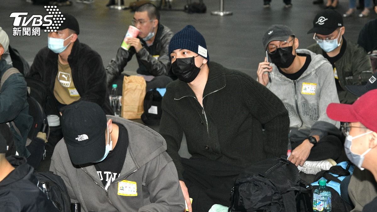 王大陸依序出發準備搭車到成功嶺。(圖/胡瑞麒攝)