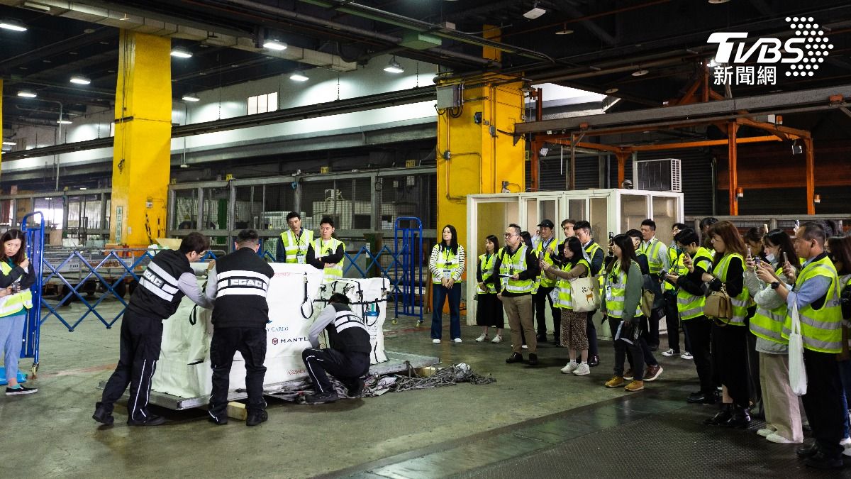 貨運業者參觀國泰航空貨運危險物品運送安全措施，現場人員解所使用的防火裝備（圖/國泰貨運提供）