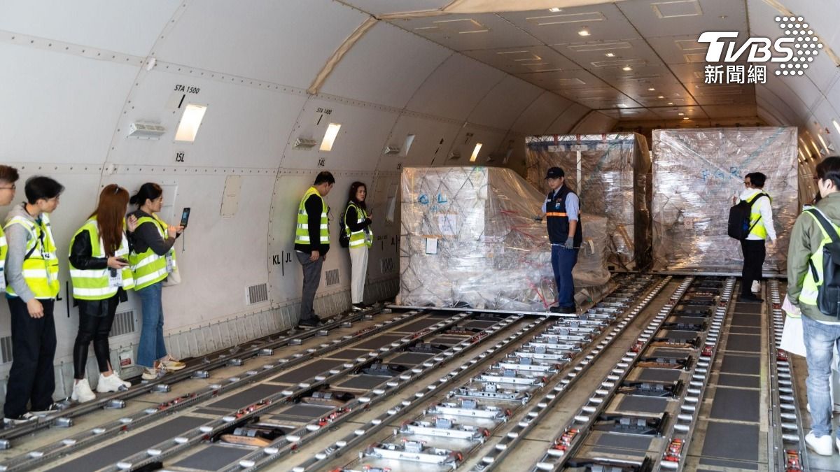 貨運業者登上國泰航空的747-400 ERF貨機,參觀貨物運送設備(圖/國泰貨運)