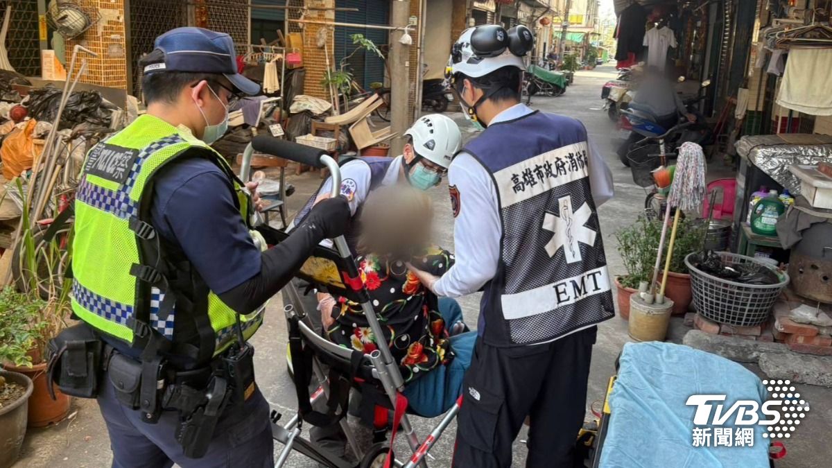 警消人員合力將她送往醫院進一步治療。(圖/TVBS)