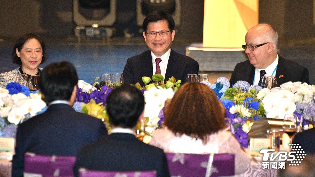 林佳龍攜妻子廖婉如(左)出席春宴。(圖/胡瑞麒攝)