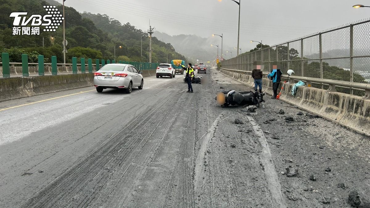 砂石車台64邊開邊漏…害2重機騎士「犁田」 司機吞罰單還被送辦