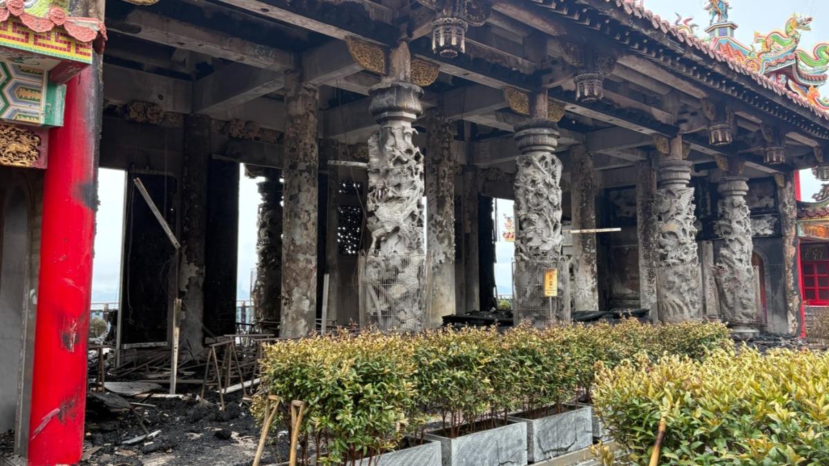 廟門外百年龍柱所幸未受影響。（圖／翻攝畫面）