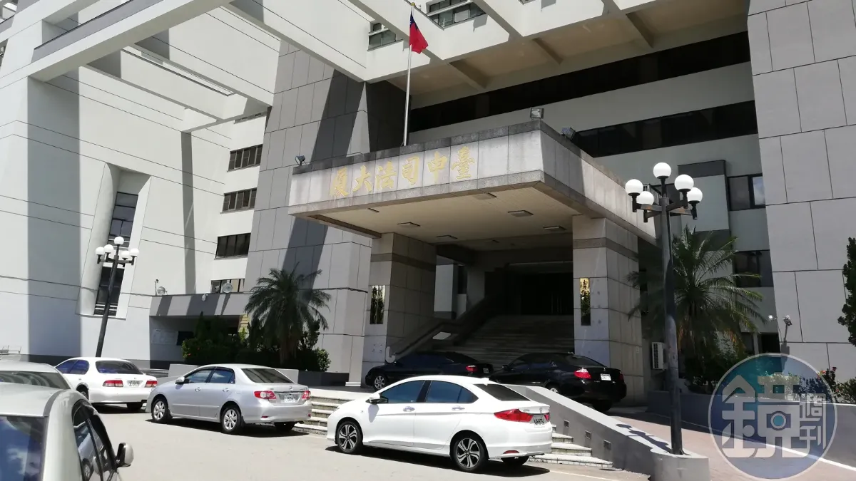 台中地檢署於去年8月23日將九州集洗錢案共計33人全數起訴，台中地院接押九州集團負責人陳政谷等6人。（圖／鏡週刊）