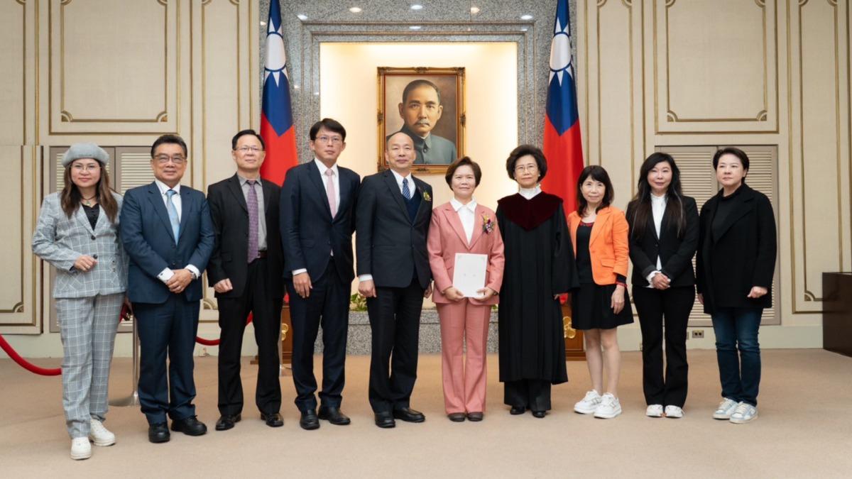 劉書彬在立法院長韓國瑜、大法官朱富美的見證下完成宣誓就職。(圖/民眾黨立法院黨團提供)