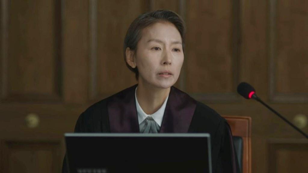 姜明珠在《非常律師禹英禑》中飾演法官。(圖/翻攝自Netflix)