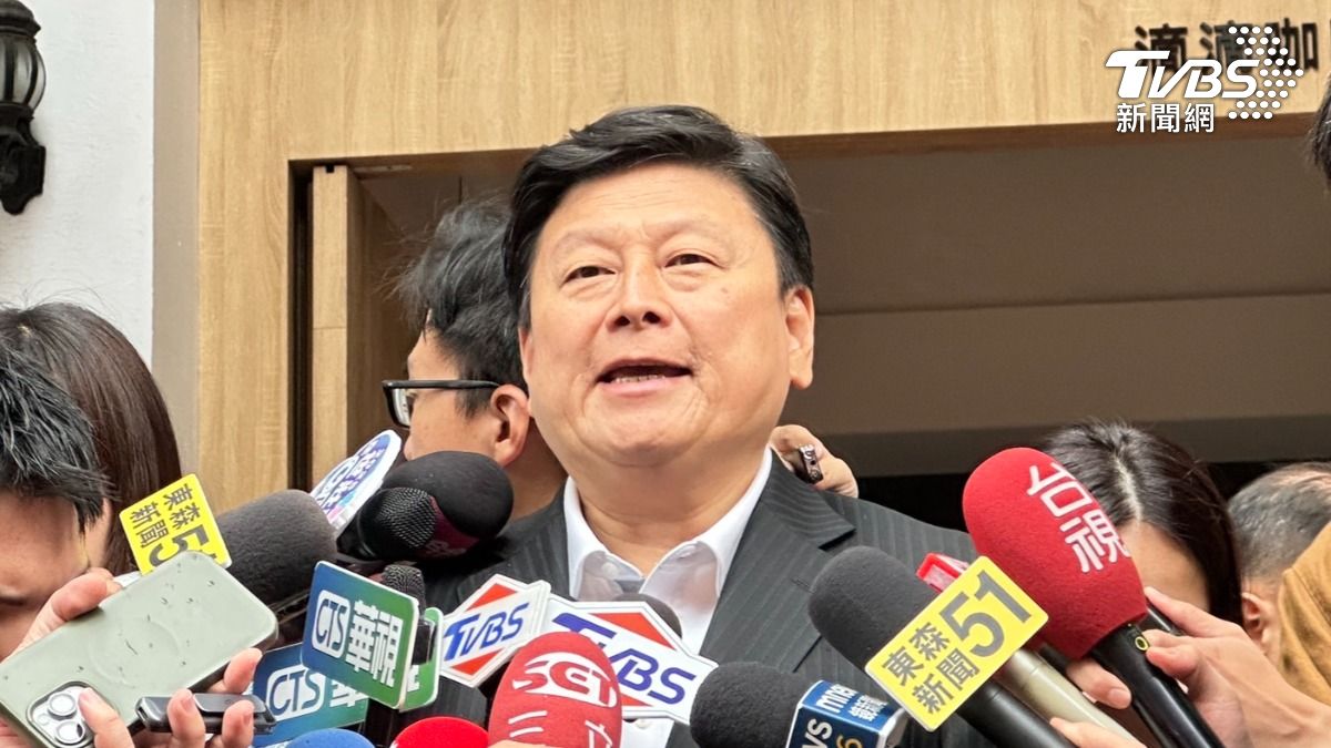 國民黨立法院黨團總召傅崐萁親上火線說明住家遭搜索一事。（圖／潘袁詩羽攝）