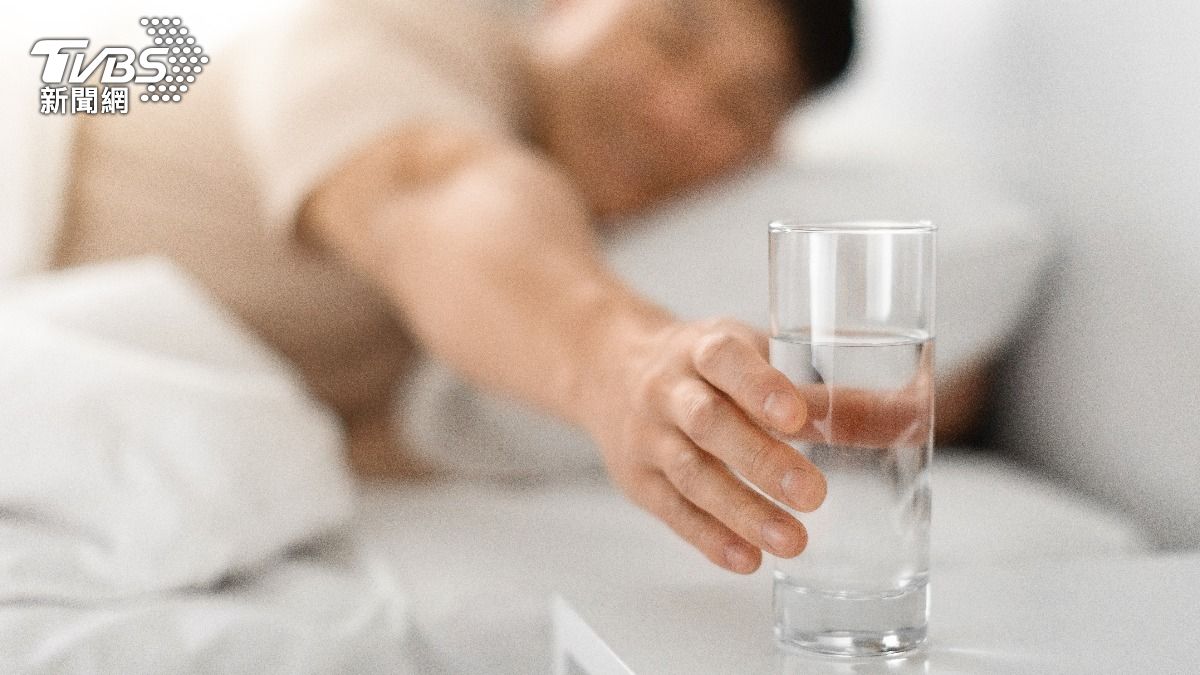 早上第一杯水「這樣喝」!預防血管阻塞、穩血壓 醫曝3原則