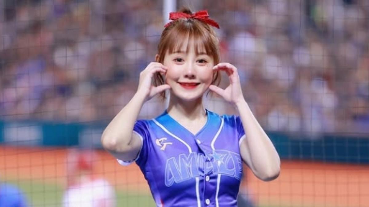 拜月老也有穿搭訣竅!啦啦隊女神「換穿1裙」 人氣變超旺