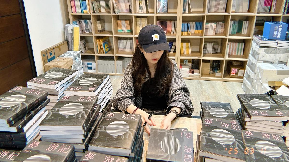 柯佳嬿新書限量親簽版秒殺完售。（圖／重版文化提供）