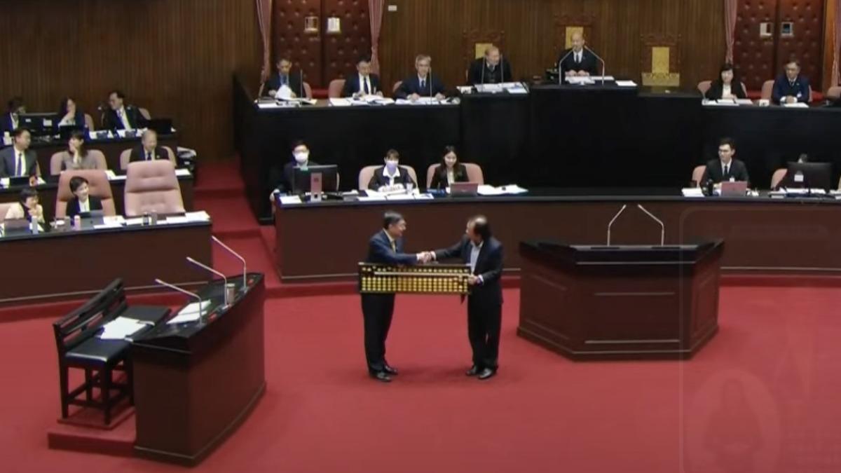 卓榮泰收下王世堅的大算盤。(圖/翻攝自國會頻道)