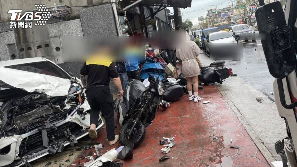有片/桃園雨天驚魂!小貨車打滑「狂掃9車」 撞毀瞬間曝