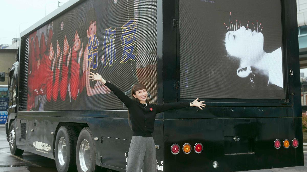 魏如萱激瘦美成這樣!街頭突冒「香豔照宣傳車」 她羞揭真相