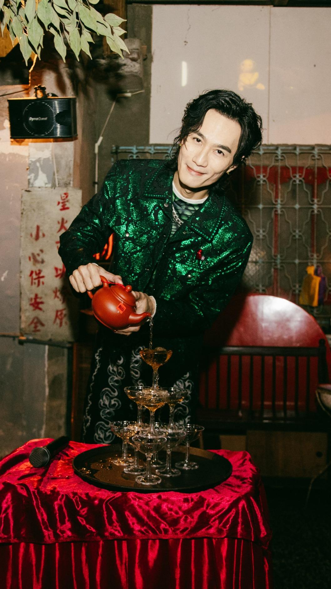 李英宏進行獨特的「茶湯塔」儀式,開心宣布新專輯正式問世。(圖/晝夜娛樂產業有限公司提供)
