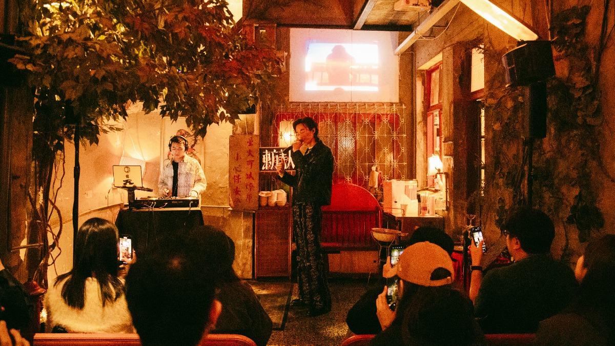 李英宏現場演唱〈東方美人〉等3首歌。(圖/晝夜娛樂產業有限公司提供)