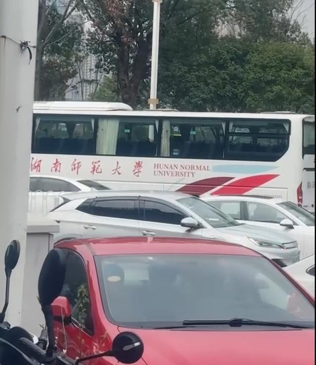 涉事校車停靠路邊。（圖／翻攝自微博）