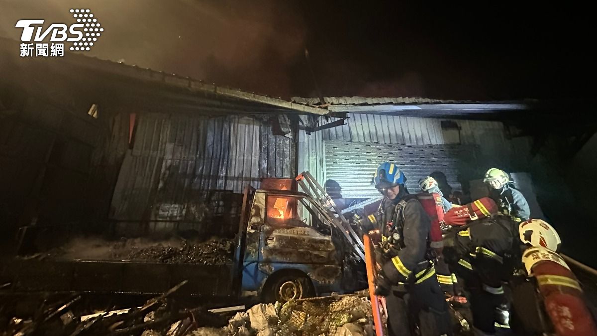 新北土城木材工廠大火!消防局急籲「鄰近地區緊閉門窗」