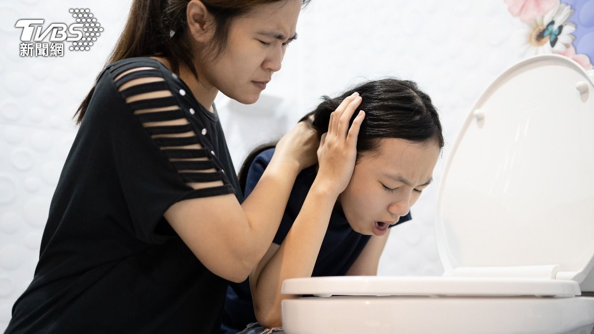 諾羅病毒常見的症狀是嘔吐、腹瀉、發燒，但也可能引發幼兒短暫的癲癇發作。（示意圖，非當事人／shutterstock達志影像）