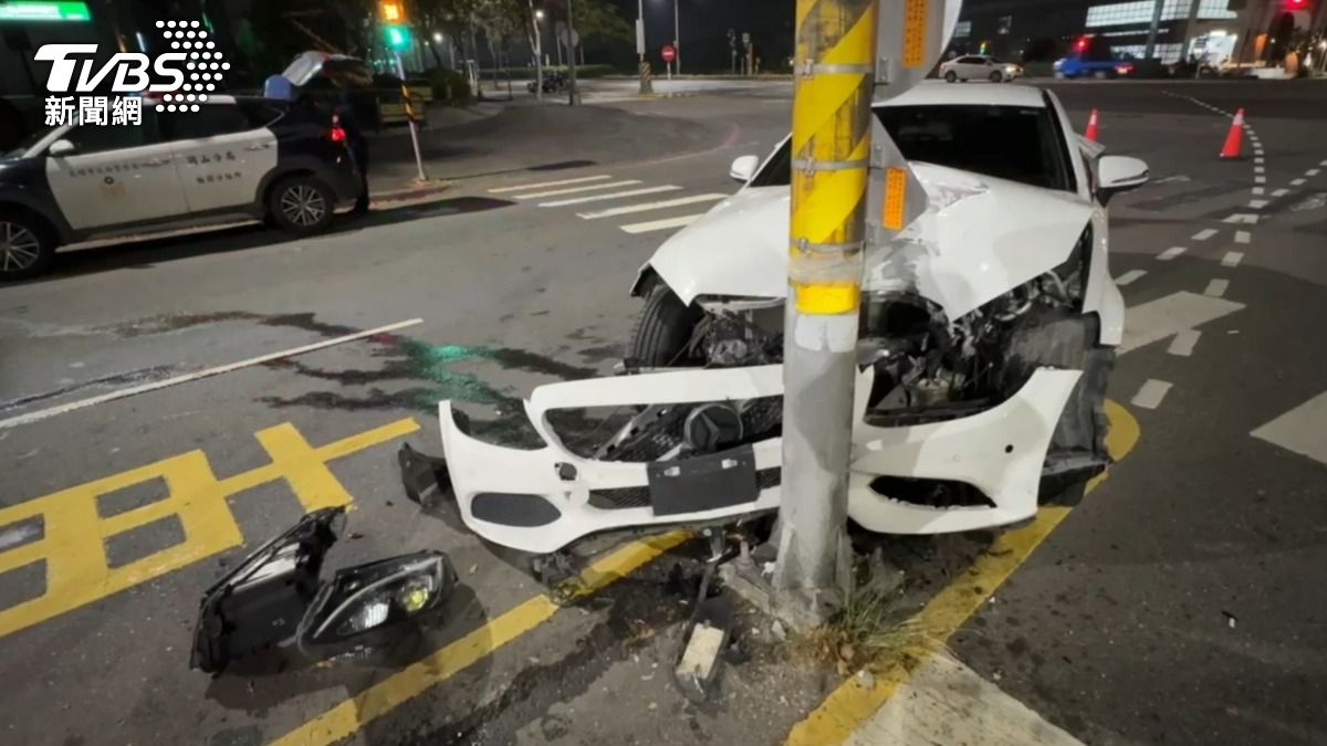 高雄男子酒後開車，自撞分隔島。（圖／TVBS）
